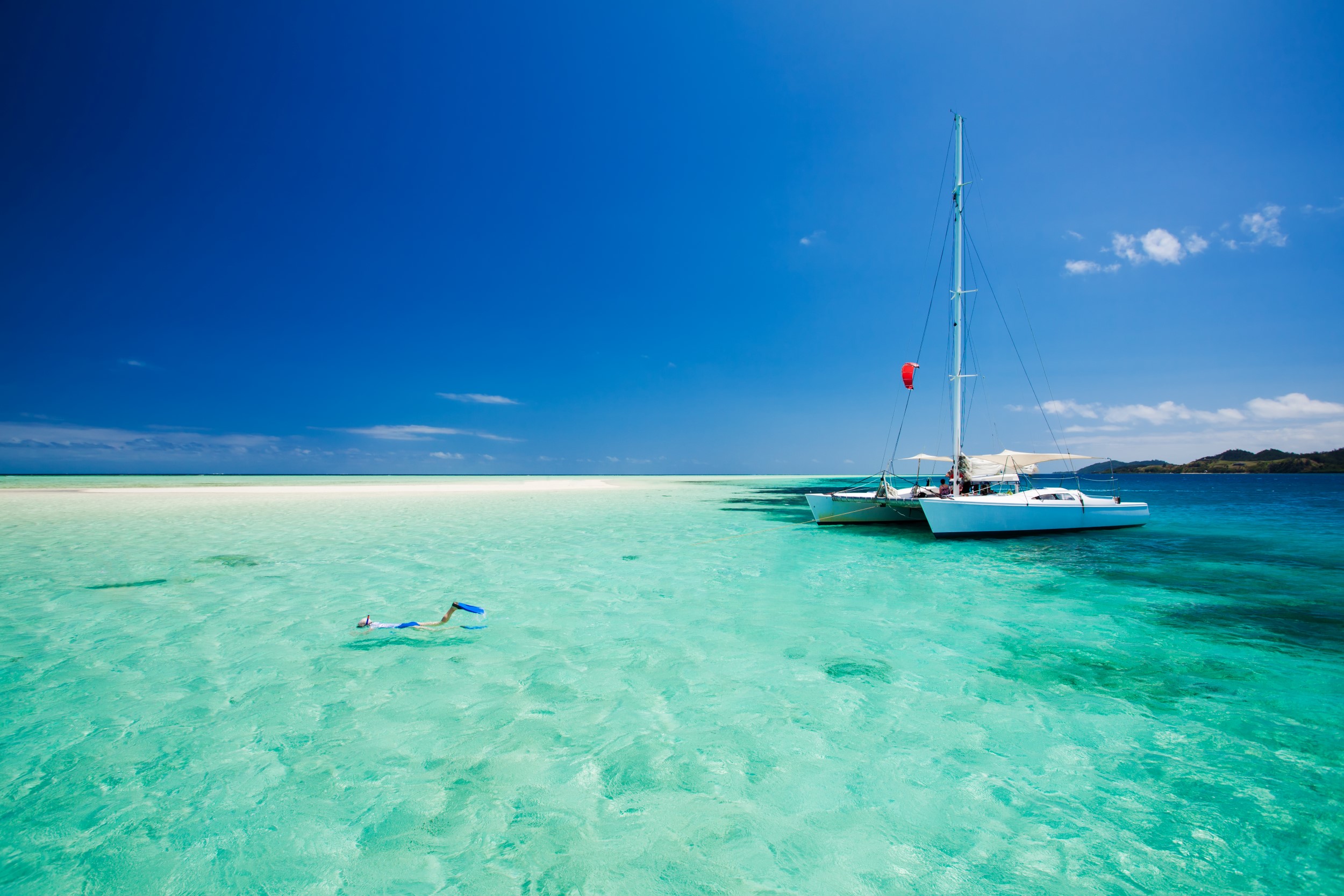 catamaran zeilen op zee